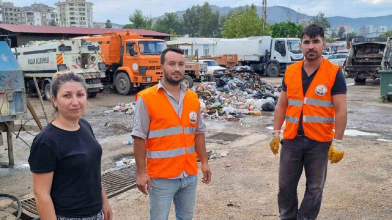 Cüzdanını yanlışlıkla çöpe atan kadın için temizlik görevlileri seferber oldu