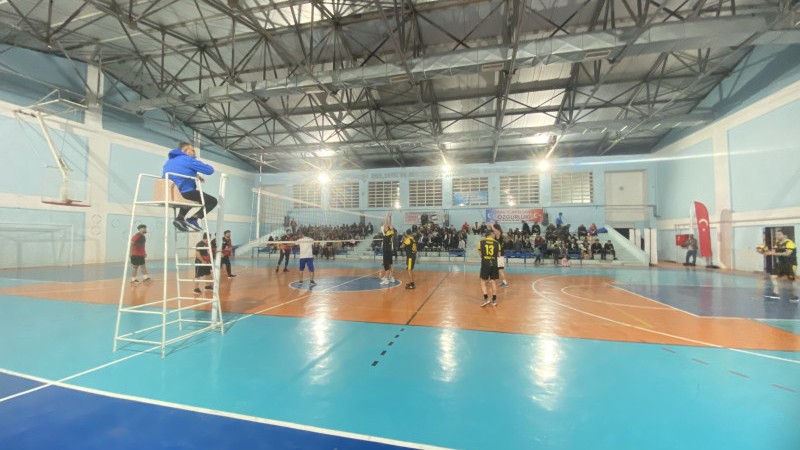 Öğretmenler voleybol turnuvasında kıyasıya mücadele etti